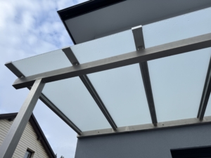 Zasklení přístřešku bezpečnostním sklem