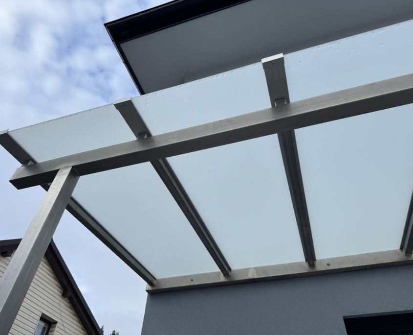 Zasklení přístřešku bezpečnostním sklem