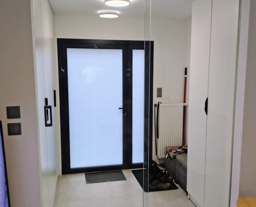 Bezbariérový, posuvné dveře, Třinec, kalené sklo