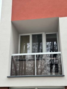 "Alternativní text": Hliníkové zábradlí s kouřovým sklem a bezpečnostní fólií od Studio Disa.