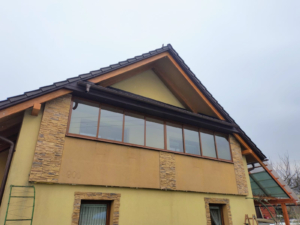 Rámové zasklení balkónu Třinec – ochrana dlažby a dveří před deštěm