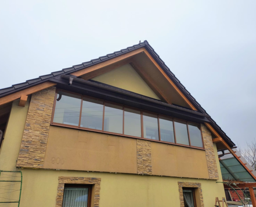 Rámové zasklení balkónu Třinec – ochrana dlažby a dveří před deštěm