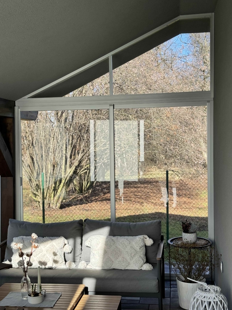 Detail zasklení šikmého štítu terasy systémem AluCombi v Petřvaldu